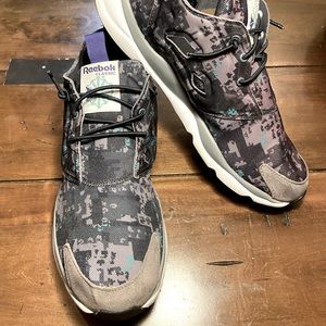 Reebok Furylite Soc Mens size 10 - Shark/gravel/black/green V72363